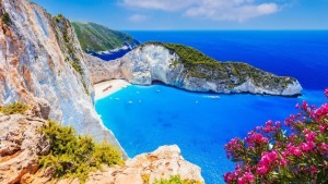 Griechenland Zakynthos, Navagio Beach blaues Wasser und steile weiße Klippen