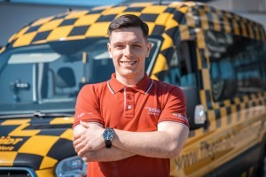 Berufsfahrer vor einem Kleinbus bei DER SCHMIDT GRUPPE