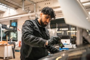 Mechatroniker DER SCHMIDT GRUPPE in der Werkstatt