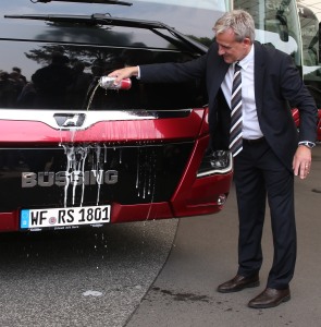 Bustaufe durch Pierre Littbarski BÜSSING bei DER SCHMIDT