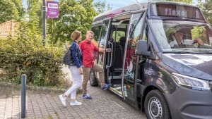 Flexo Bus VRB DER SCHMIDT GRUPPE an einer Haltestelle