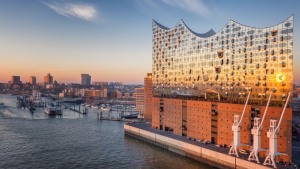 Elbphilharmonie Hamburg in der sich die Abendsonne spiegelt
