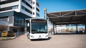 Weißer Linienbus am SchmidtTerminal in Wolfenbüttel