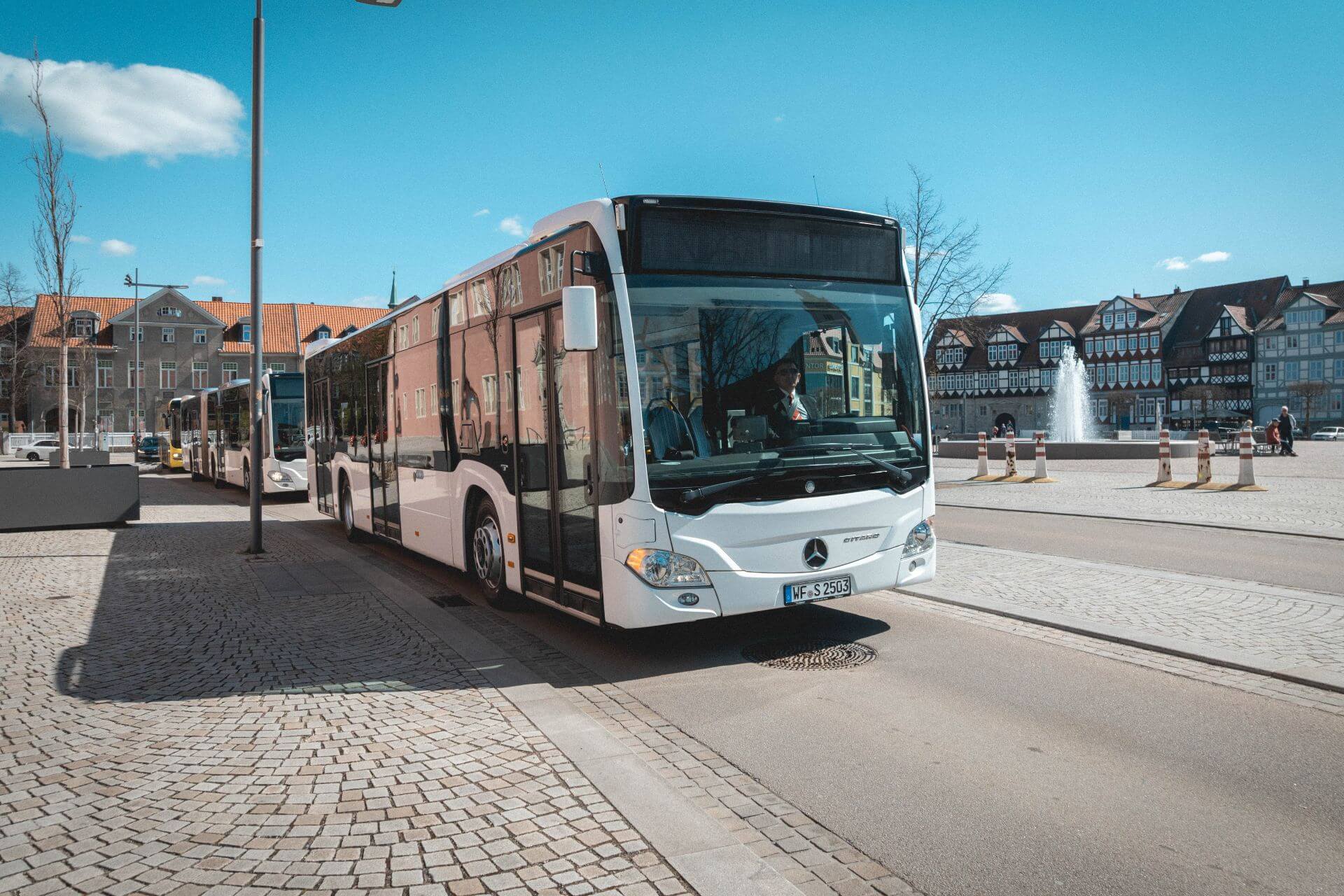 Weißer Linienbus von DER SCHMIDT Mobility auf dem Stadtmarkt in Wolfenbüttel