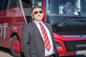 Busfahrer vor einem roten BÜSSING DER SCHMIDT Bus