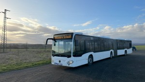 Weißer Linienbus DER SCHMIDT GRUPPE auf einem Feldweg