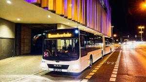 Weißer Linienbus im Busnotverkehr von DER SCHMIDT bei Nacht