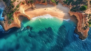 Praia da Marinha Strand mit türkisblaues Wasser an der Algarve