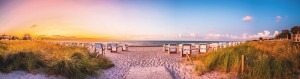 Strand mit Strandkörben an der Ostseeküste und Blick auf das Meer