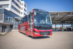 roter DER SCHMIDT Bus vor dem SchmidtTerminal