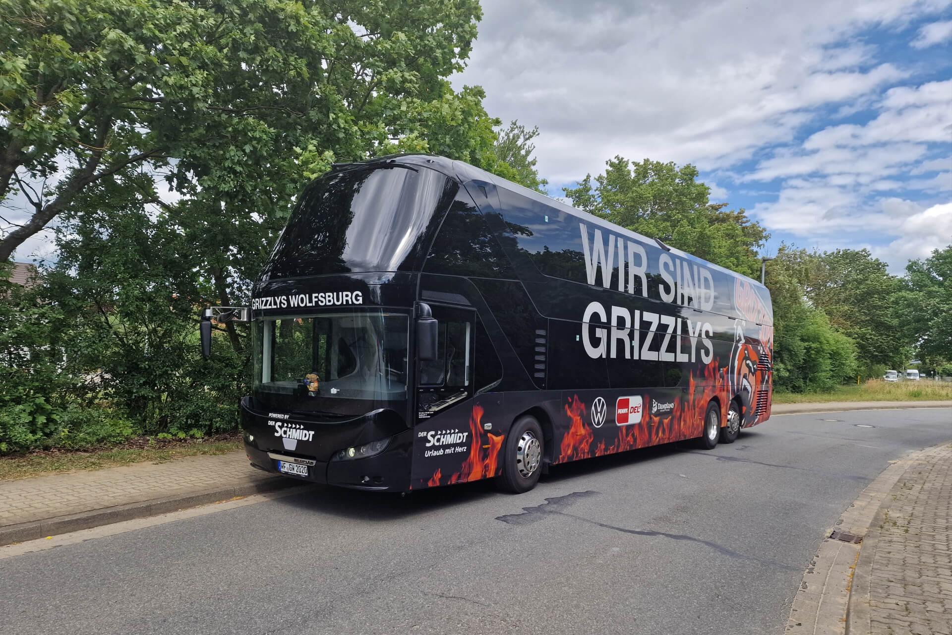 Grizzley Bus in Wolfebüttel im Hintergrund grüne Bäume