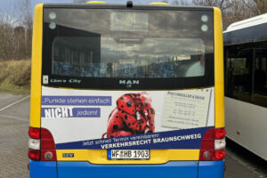 Linienbus mit Werbung auf dem Heck