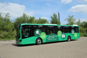 Buswerbung Dekra auf einem DER SCHMIDT Bus