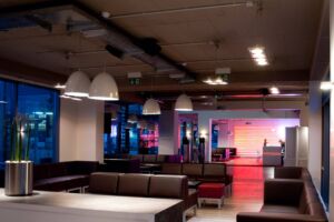 Lounge SchmidtTerminal mit Ambientebeleuchtung