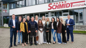 Mitarbeiter DER SCHMIDT GRUPPE vor dem Schmidt-Terminal