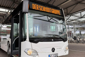 Weißer Linienbus DER SCHMIDT GRUPPE am SchmidtTerminal