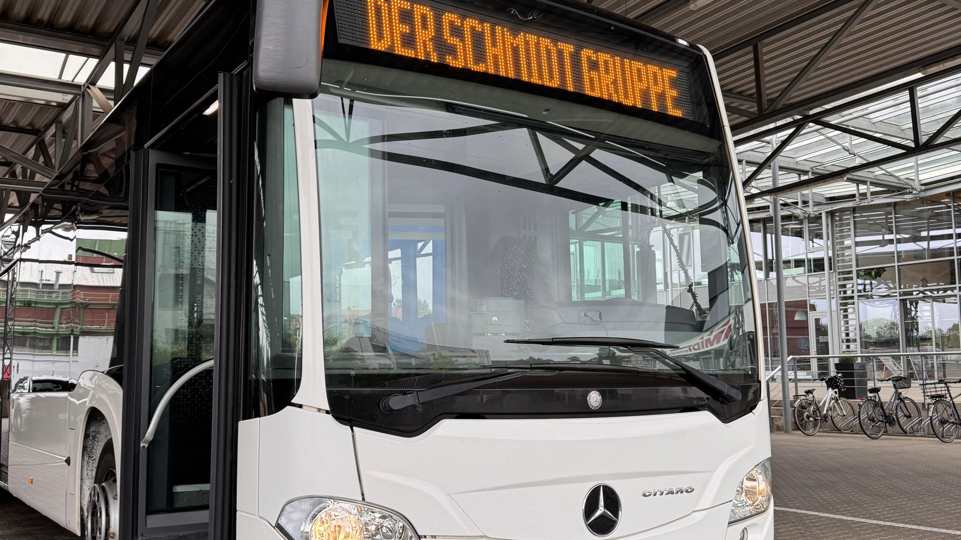 Weißer Linienbus DER SCHMIDT GRUPPE am SchmidtTerminal