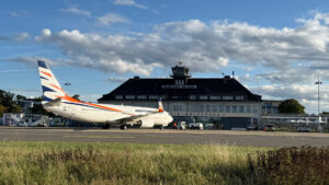 Smartwings Flugzeug vor dem Flughafen Braunschweig-Wolfsburg