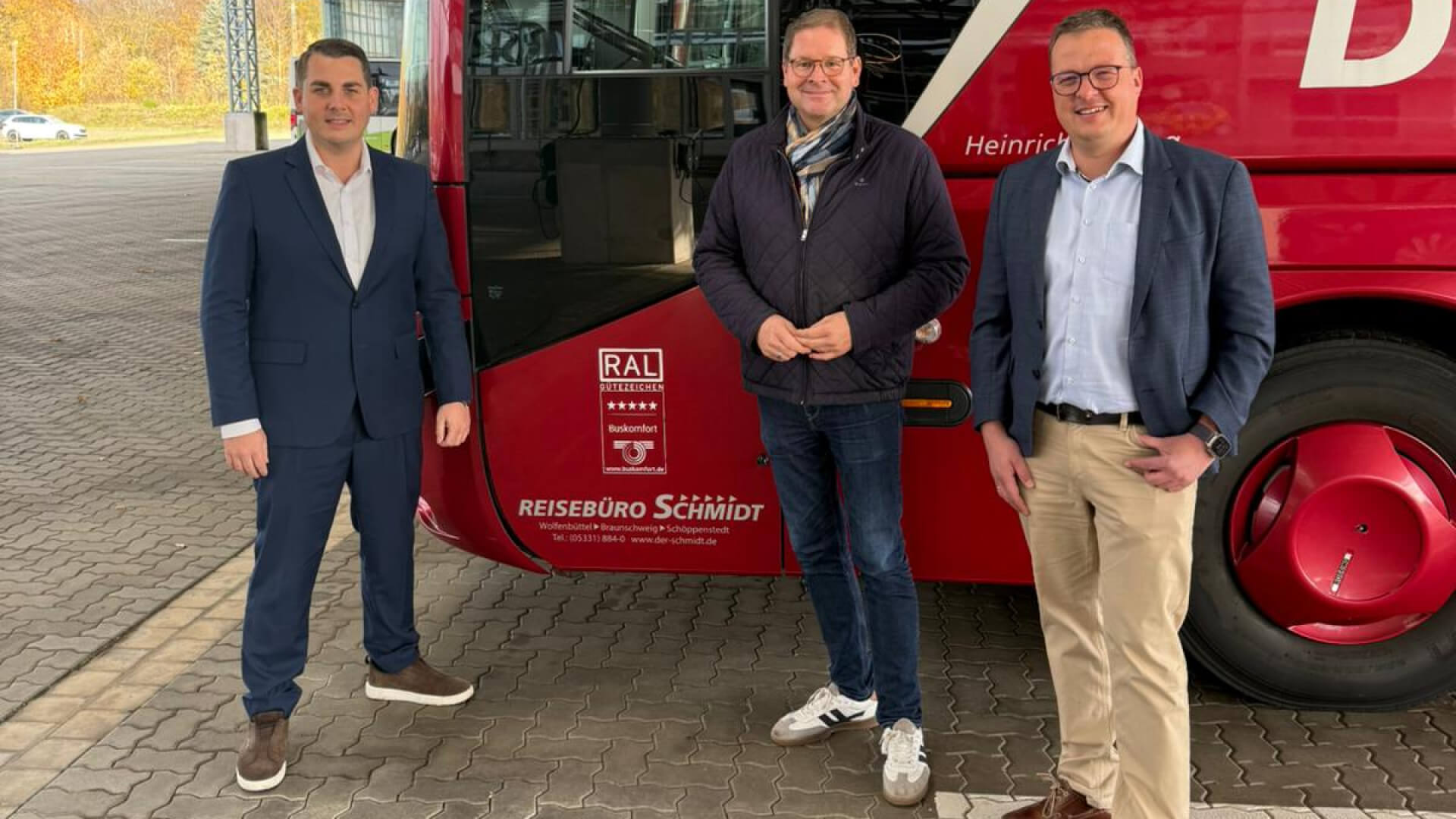 Georg Wilhelm Schmidt, Marcus Bosse und Jan Schröder vor einem DER SCHMIDT Bus im SChmidtTerminal in Wolfenbüttel