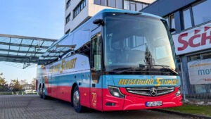 Jubiläumsbus vor dem SchmidtTerminal